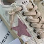 ⁦حذاء Golden Goose V-Star⁩ - الصورة ⁦5⁩