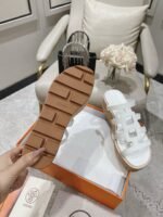 ⁦صندل Hermès بكعب ويدج⁩ - الصورة ⁦9⁩