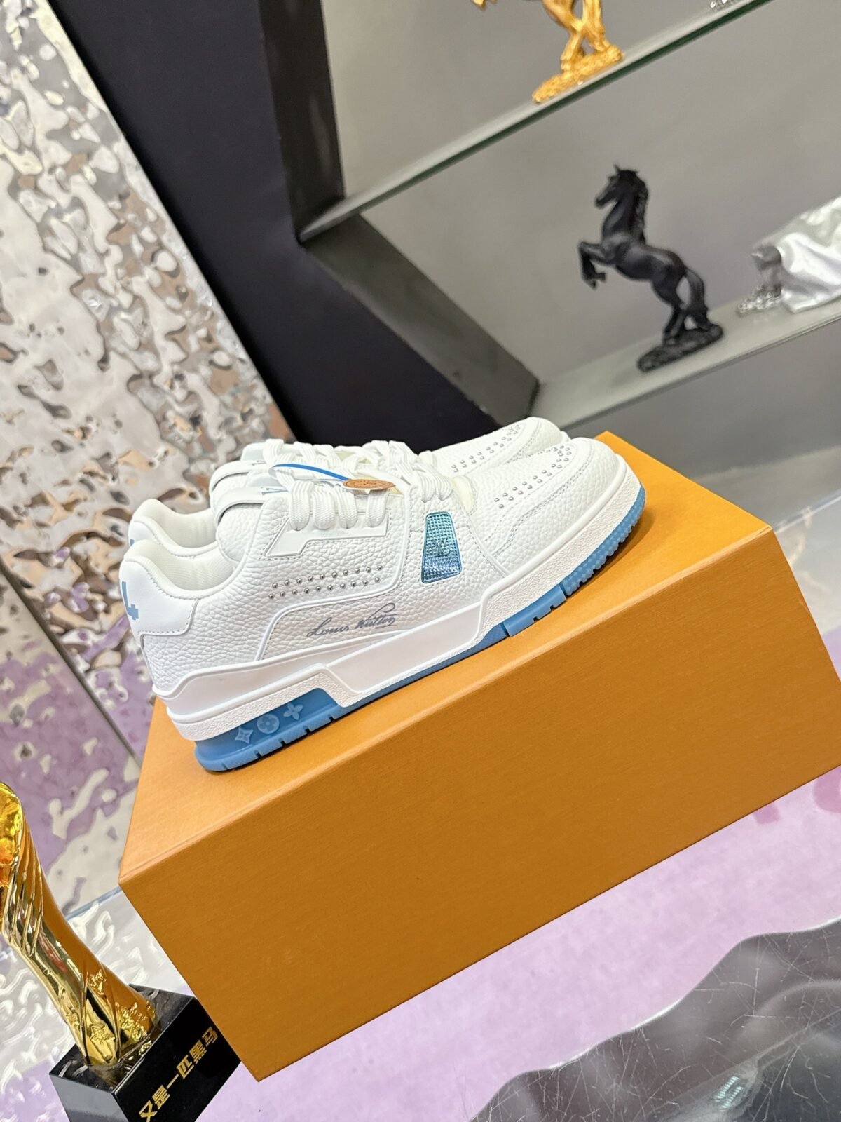 ⁦سنيكرز من لوي فيتون Louis Vuitton⁩ - الصورة ⁦3⁩