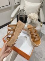 صندل Hermès بكعب ويدج