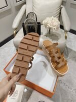 ⁦صندل Hermès بكعب ويدج⁩ - الصورة ⁦9⁩