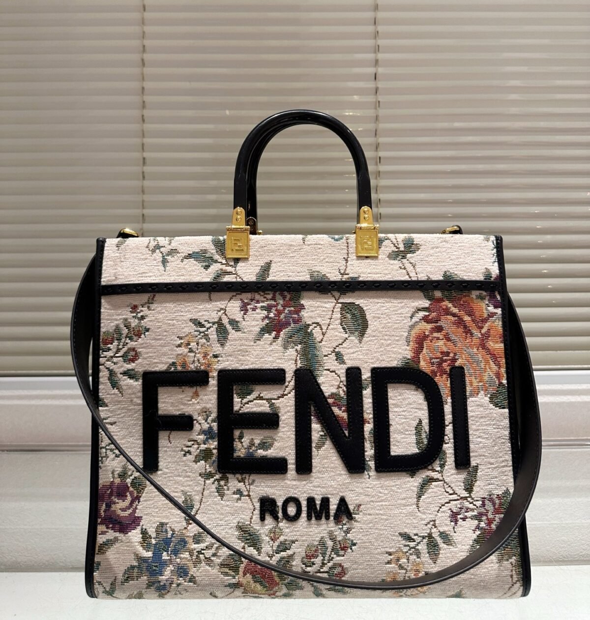 ⁦حقيبة FENDI ROMA⁩ - الصورة ⁦1⁩