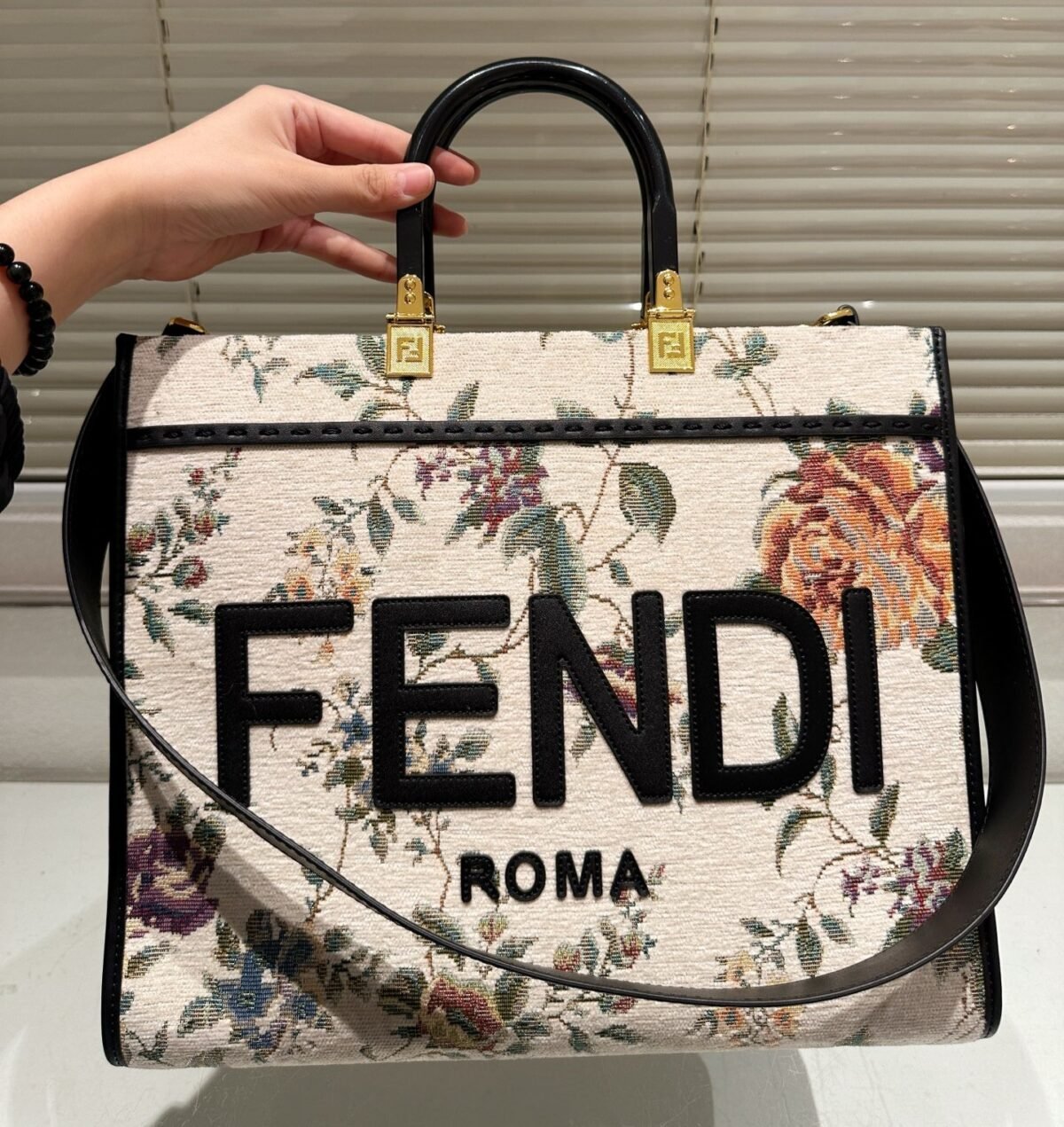 ⁦حقيبة FENDI ROMA⁩ - الصورة ⁦2⁩