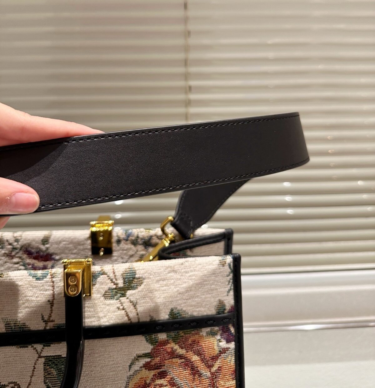 ⁦حقيبة FENDI ROMA⁩ - الصورة ⁦5⁩