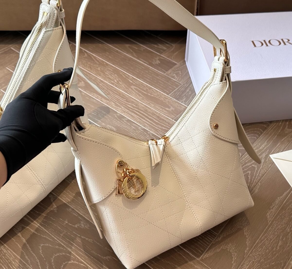 ⁦حقيبة كتف Dior C'est Dior Hobo⁩ - الصورة ⁦2⁩