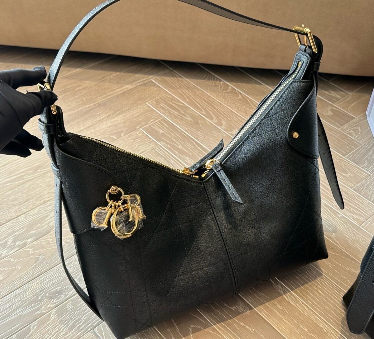 ⁦حقيبة كتف Dior C'est Dior Hobo⁩ - الصورة ⁦3⁩