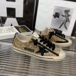 ⁦حذاء Golden Goose V-Star⁩ - الصورة ⁦8⁩