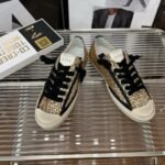 ⁦حذاء Golden Goose V-Star⁩ - الصورة ⁦2⁩