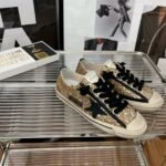 ⁦حذاء Golden Goose V-Star⁩ - الصورة ⁦3⁩