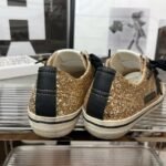 ⁦حذاء Golden Goose V-Star⁩ - الصورة ⁦7⁩